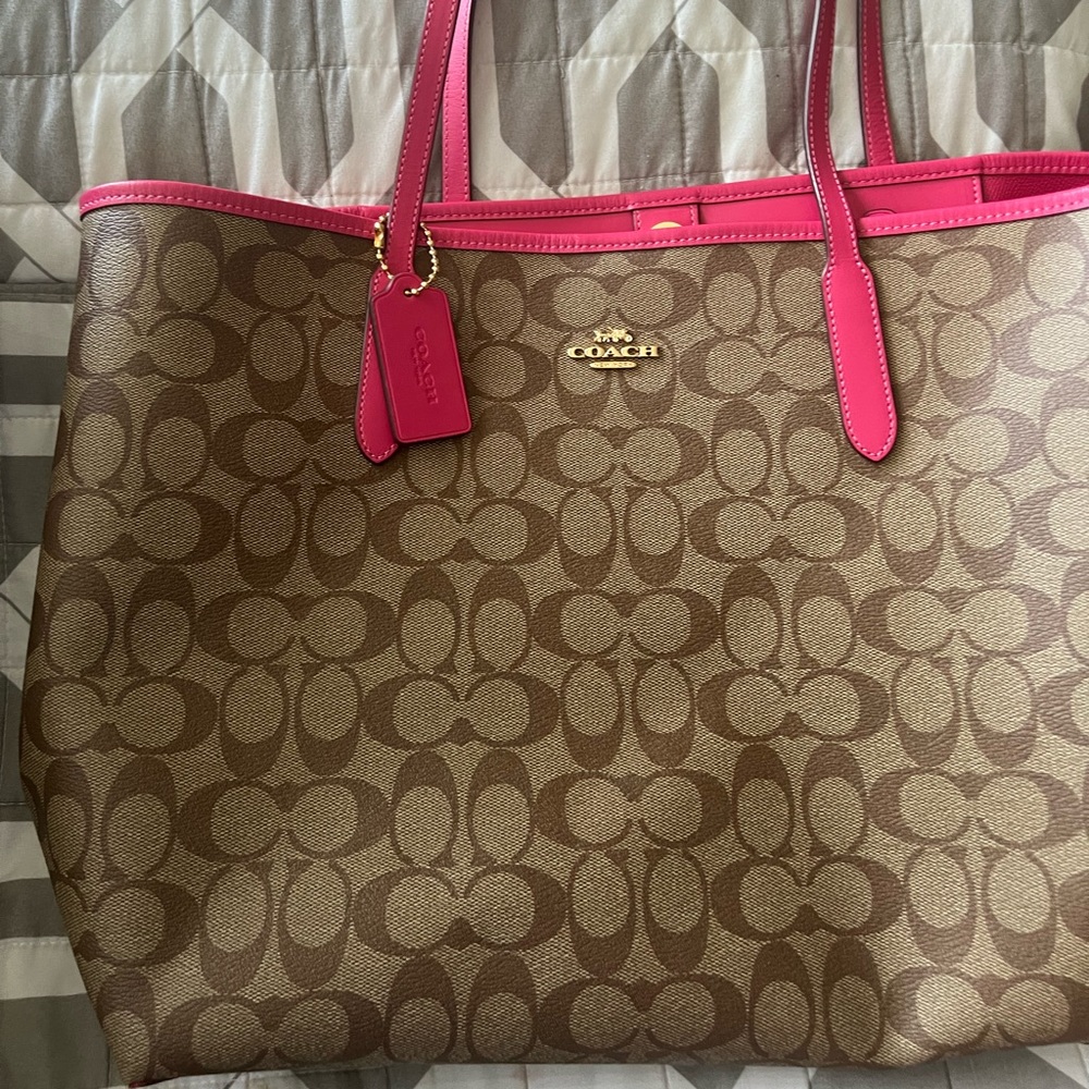 COACH City Tote In Signature Canvas